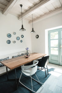 Angolszász cottage-ra emlékeztető nádtetős présház a Balatonnál- Egyedi Szállások