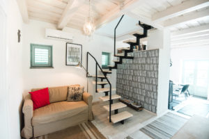 Angolszász cottage-ra emlékeztető nádtetős présház a Balatonnál- Egyedi Szállások