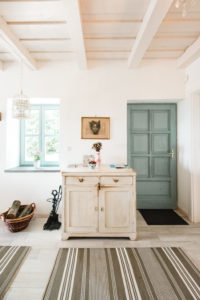 Angolszász cottage-ra emlékeztető nádtetős présház a Balatonnál- Egyedi Szállások