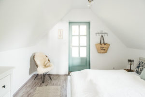 Angolszász cottage-ra emlékeztető nádtetős présház a Balatonnál- Egyedi Szállások