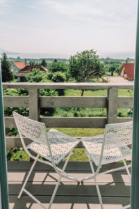 Angolszász cottage-ra emlékeztető nádtetős présház a Balatonnál- Egyedi Szállások