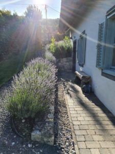 Angolszász cottage-ra emlékeztető nádtetős présház a Balatonnál- Egyedi Szállások