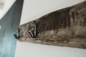 Angolszász cottage-ra emlékeztető nádtetős présház a Balatonnál- Egyedi Szállások