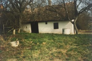 Angolszász cottage-ra emlékeztető nádtetős présház a Balatonnál- Egyedi Szállások