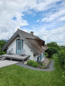 Angolszász cottage-ra emlékeztető nádtetős présház a Balatonnál- Egyedi Szállások